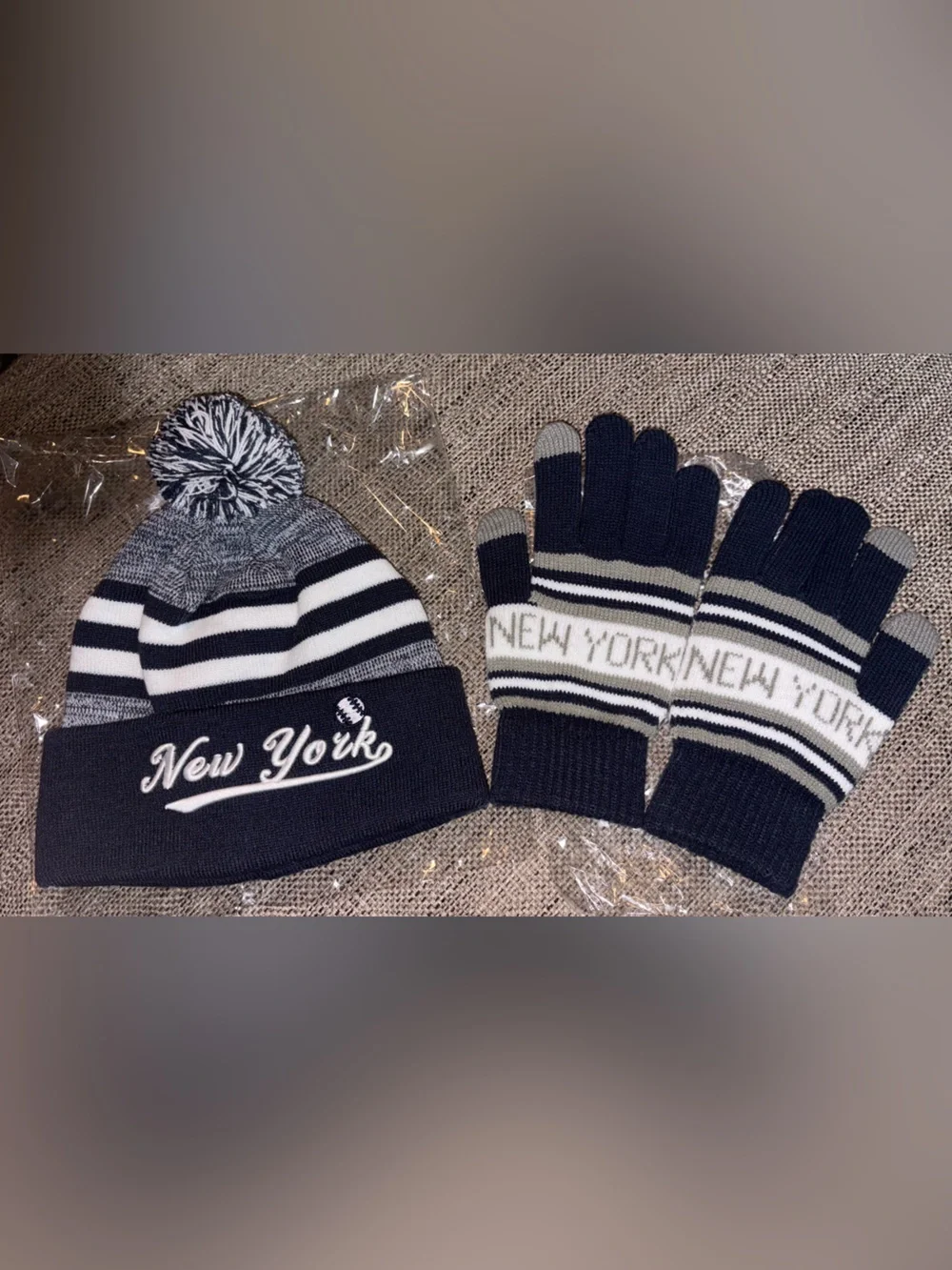 NEW YORK YANKEES HAT AND GLOVES TOBOGGAN AND GLOVES MLB BASEBALL NEW IN PACK